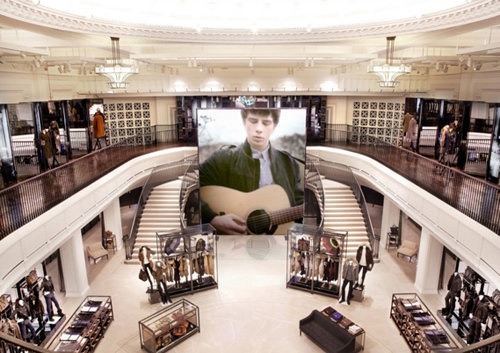 BURBERRY: a Londra il più grande flagship al mondo. | AN Shopfitting