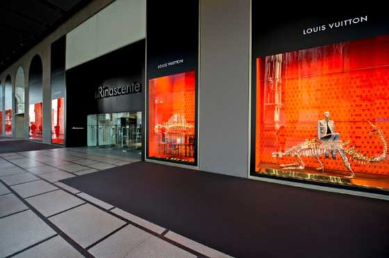 Louis Vuitton vetrine della Rinascente a Milano