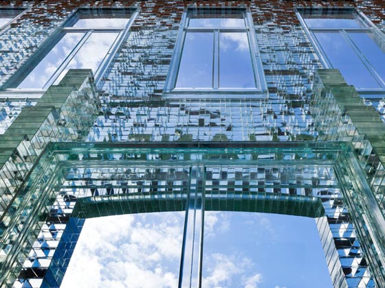 flagship store Chanel Amsterdam
facciata mattoni trasparenti